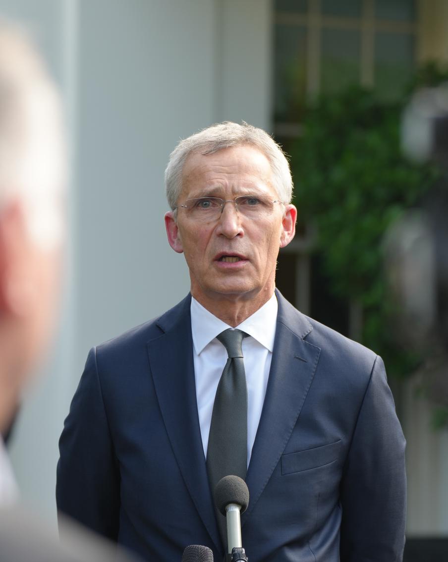 Столтенберг допустил временную уступку Киевом территорий для быстрого мира