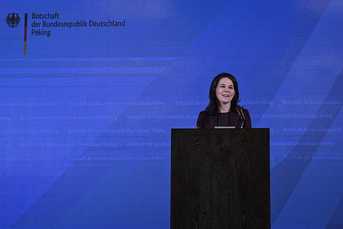 Немецких журналистов вытолкали из зала на встрече Бербок и Ван И в Пекине