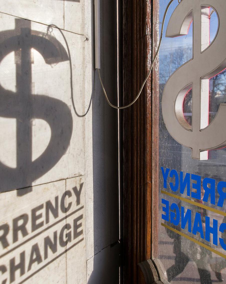 Первый зампред ВТБ предложил ЦБ интервенции для рубля вместо роста ставки