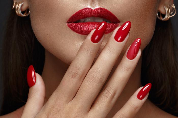 Топ-5 трендов маникюра на зиму: какой дизайн ногтей дополнит новогодний образ