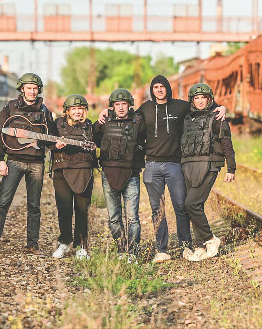 Пели по рации для тех, кто из окопов уходит в бой. Артисты "Москонцерта" не раз попадали в опасные ситуации на передовой