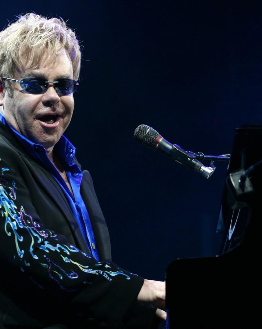 Легендарный певец Элтон Джон лишился зрения
