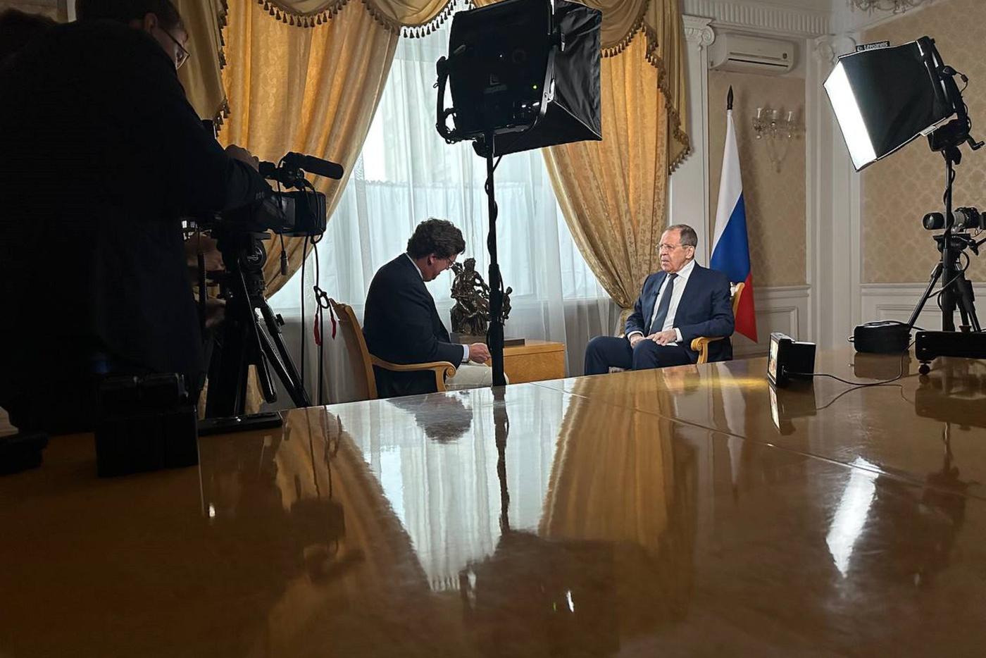 Захарова опубликовала кадр интервью Лаврова Такеру Карлсону: наберитесь терпения