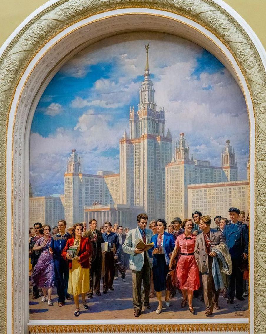 В Центральном павильоне ВДНХ после реставрации выставлены шедевры из Третьяковки