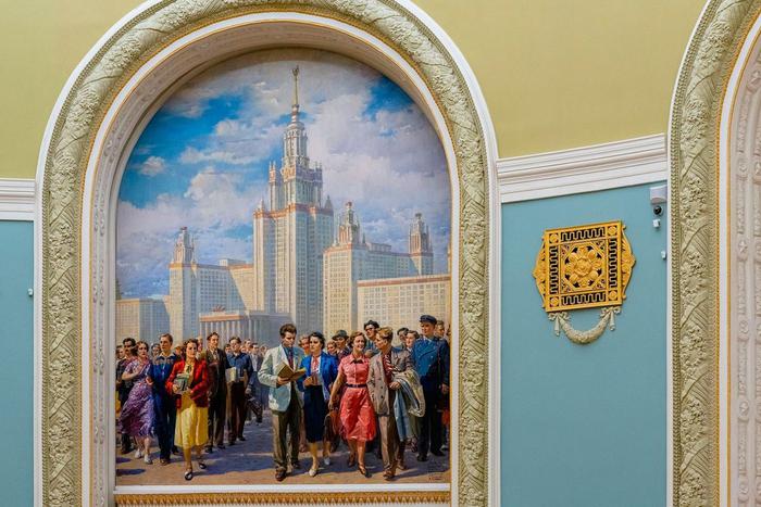 В Центральном павильоне ВДНХ после реставрации выставлены шедевры из Третьяковки