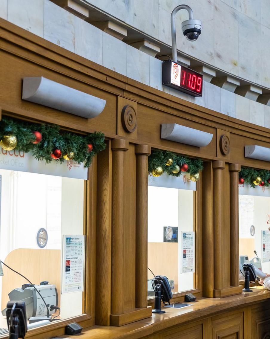 Столичный метрополитен начали украшать к Новому году. Пассажиров ждут тематические фотозоны и новогодние ёлки