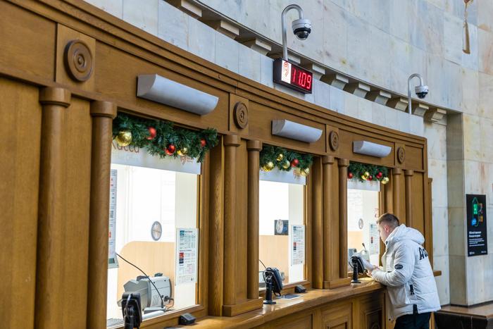 Столичный метрополитен начали украшать к Новому году. Пассажиров ждут тематические фотозоны и новогодние ёлки