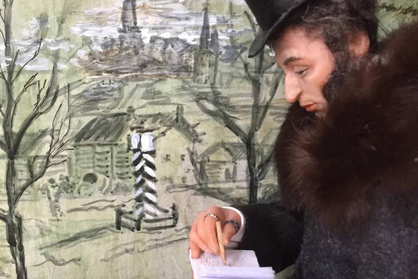 Мастерицы запекают Пушкина в аэрогриле. Классика изготовили из пластика, шерсти и фарфора