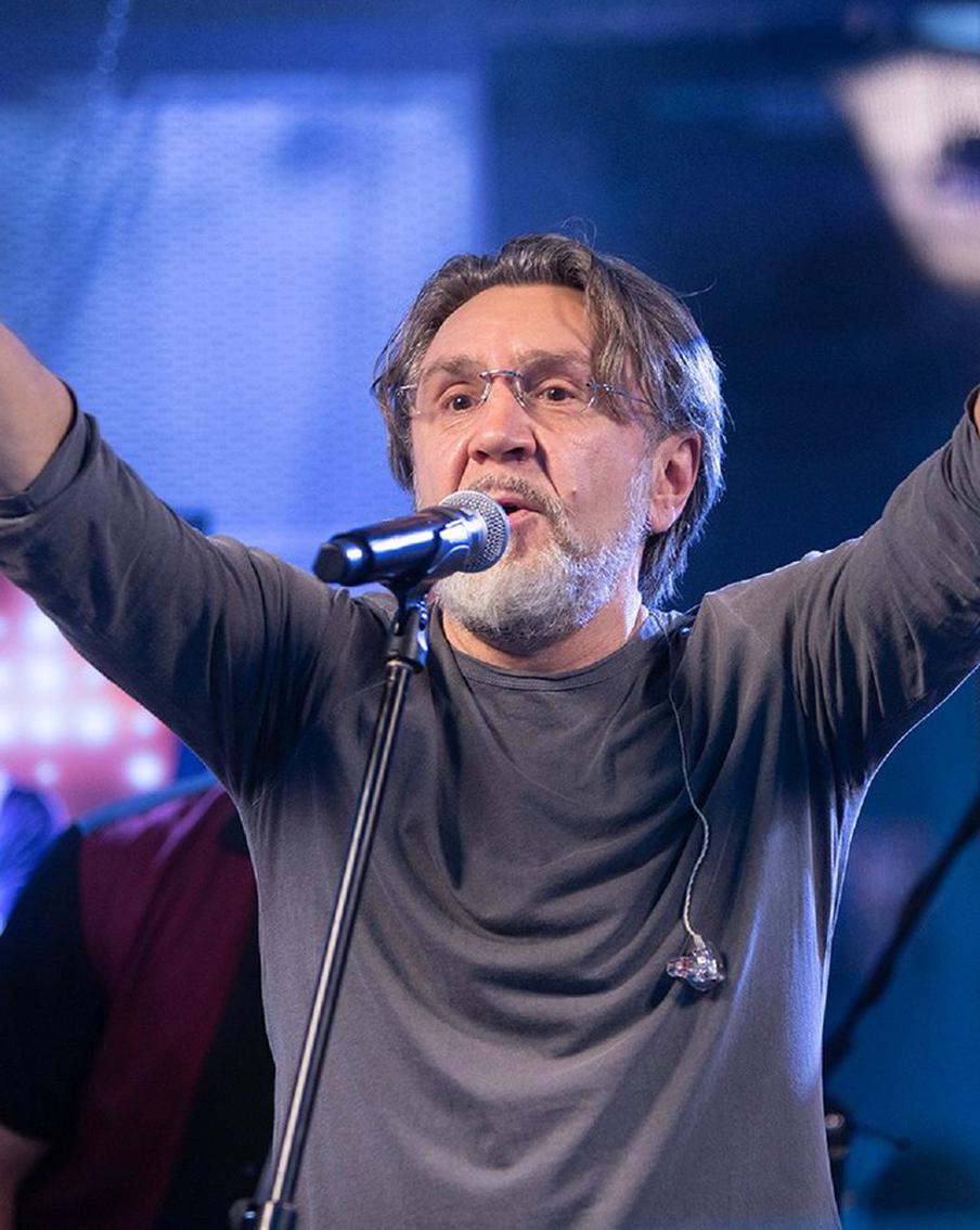 Сергей Шнуров борется с осознанностью и признаёт пользу только от котов