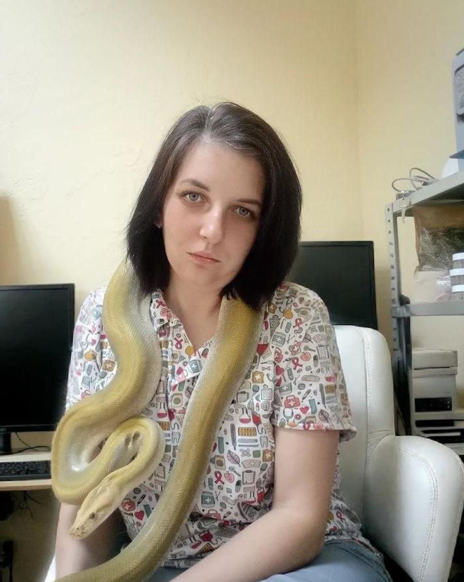 Многие, кому дарят змей, принимают подарок с таким выражением на лице. На шее хозяйки – тигровый питон