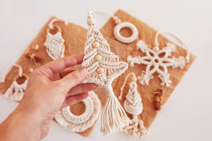 Тренды рукоделия – 2025: мир сводят с ума украшения из макраме и русские узоры