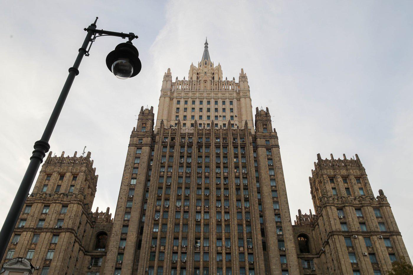 МИД РФ получил ноту по инциденту с посольством Швеции, которое забросали краской