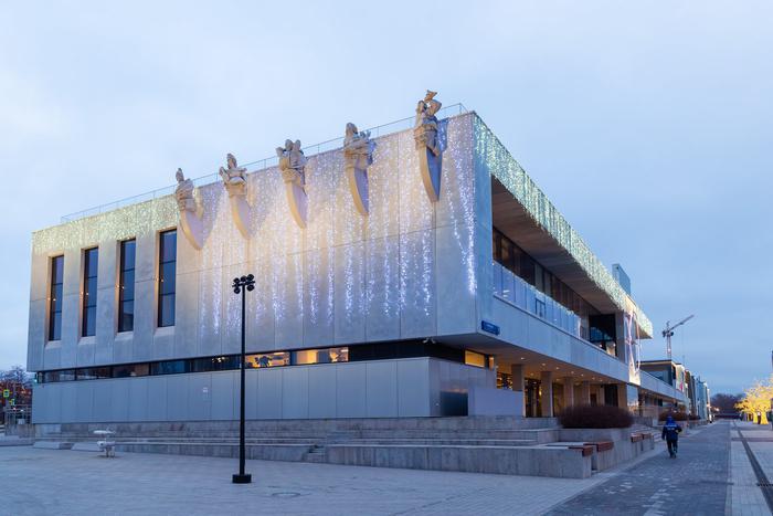 Северный и Южный речные вокзалы Москвы уже украсили к наступающим новогодним праздникам