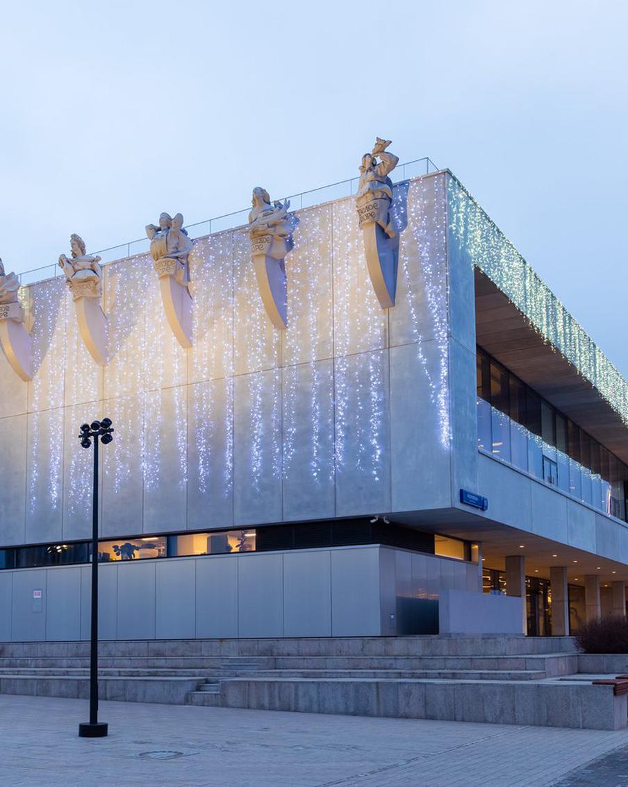 Северный и Южный речные вокзалы Москвы уже украсили к наступающим новогодним праздникам