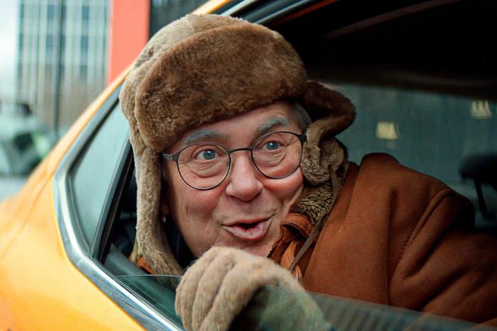 Пенсионер воюет с телефонным мошенником в новом сериале "Мамонты"