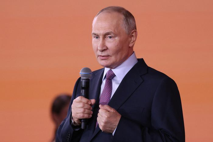 Путин наградил медалью "Золотая звезда" Героев России