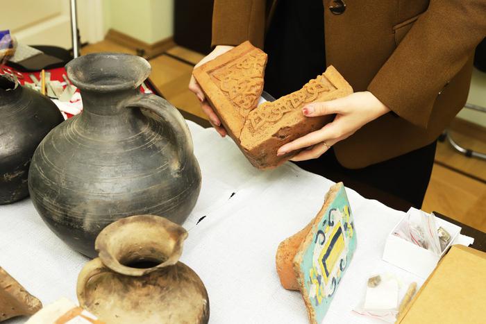 Светильник в виде плошек, рельефный печной изразец и игрушка коник: что ещё обнаружили археологи в Москве в этом полевом сезоне