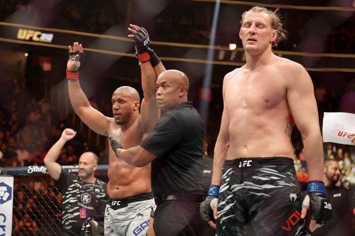 Поражение не лишает Александра Волкова шансов на чемпионство в UFC