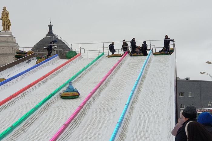Встречаем снег на ледянке и тюбинге. Где в Москве самые безопасные горки для катания
