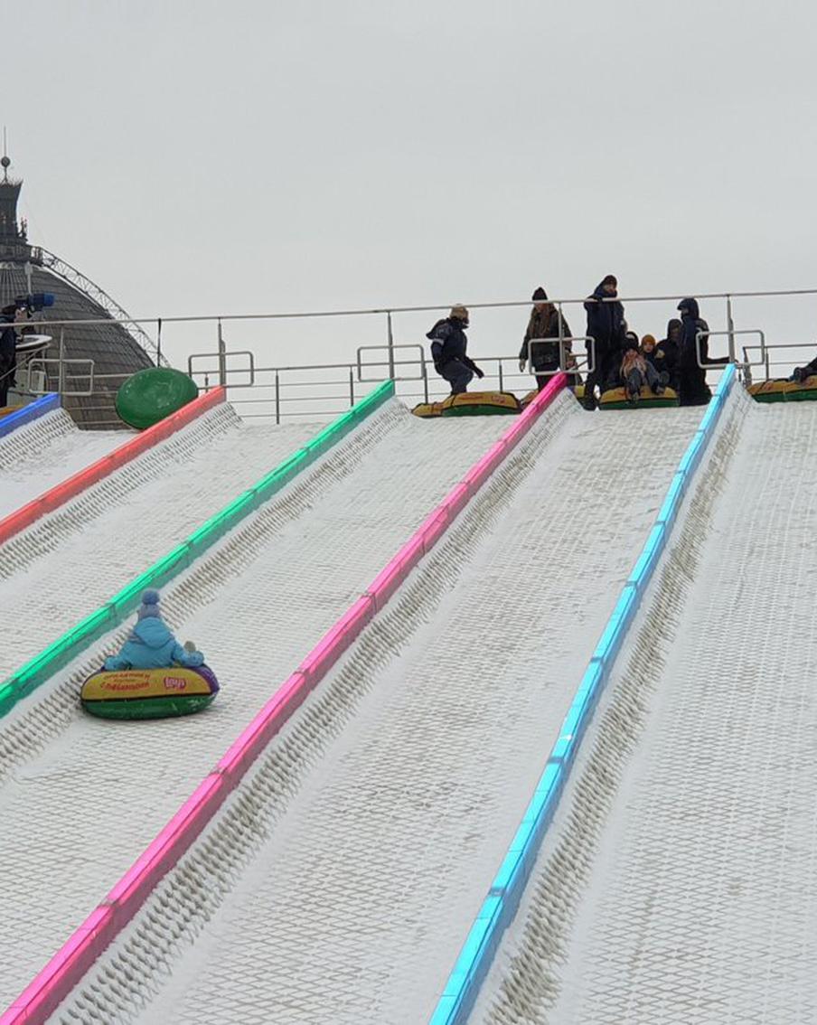 Встречаем снег на ледянке и тюбинге. Где в Москве самые безопасные горки для катания