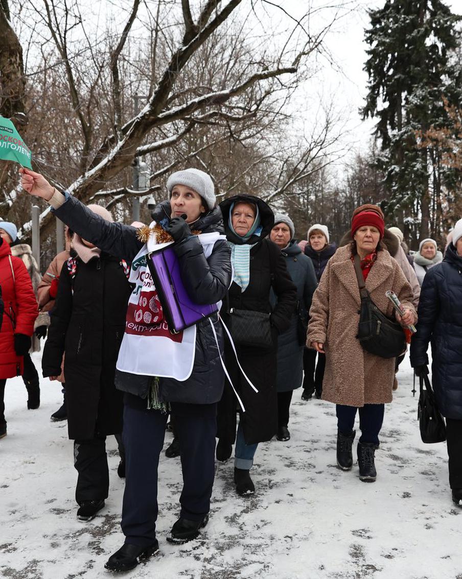 Обнимались с Дедом Морозом, делились с ним тайнами и танцевали. Как столичные пенсионеры открыли зимний сезон