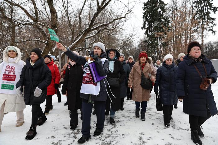 Обнимались с Дедом Морозом, делились с ним тайнами и танцевали. Как столичные пенсионеры открыли зимний сезон