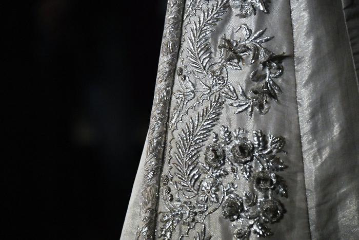 Как спасти серебряные цветочки: в Кремле несколько лет восстанавливали платье супруги Николая I