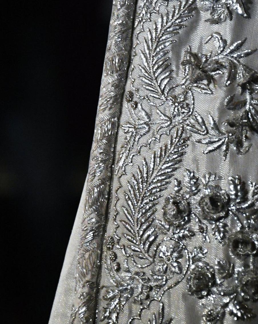 Как спасти серебряные цветочки: в Кремле несколько лет восстанавливали платье супруги Николая I