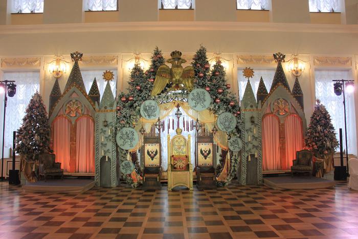 На ёлке в Доме Пашкова Арсений Плющенко и другие дети нашли самый драгоценный подарок