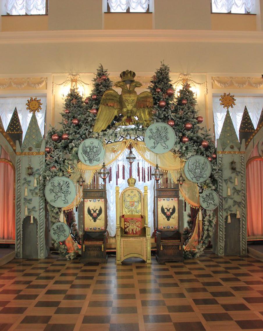 На ёлке в Доме Пашкова Арсений Плющенко и другие дети нашли самый драгоценный подарок