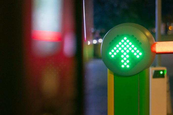 Максим Ликсутов: На 118 абонементных и перехватывающих парковок со шлагбаумом можно заехать по "Тройке"