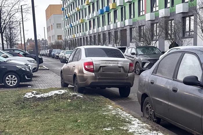 Более 20 тысяч случаев размещения авто на газонах выявили инспекторы МАДИ этой осенью