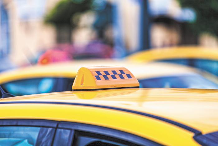 Ёлки, подарки, чаевые: где можно заработать под Новый год