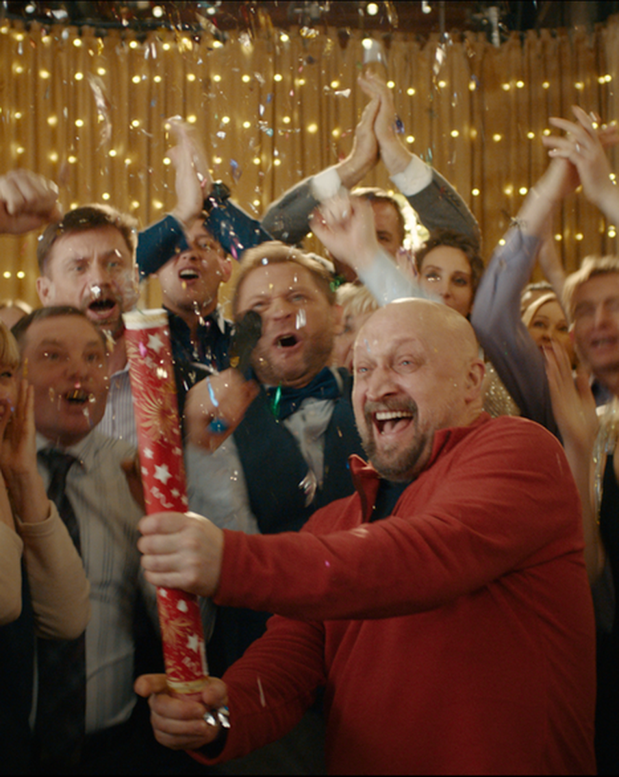 Совместно прожитые годы – это общий диагноз: на экраны выходит новогодний ромком "Совсем ошалели"