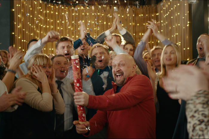 Совместно прожитые годы – это общий диагноз: на экраны выходит новогодний ромком "Совсем ошалели"