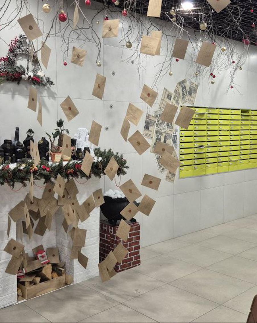 В одном из подъездов ЖК "Саларьево парк" из камина летят новогодние письма из Хогвартса