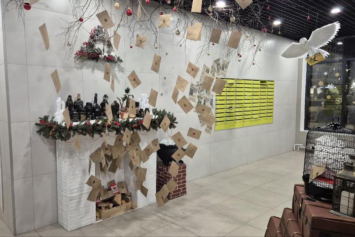 В одном из подъездов ЖК "Саларьево парк" из камина летят новогодние письма из Хогвартса