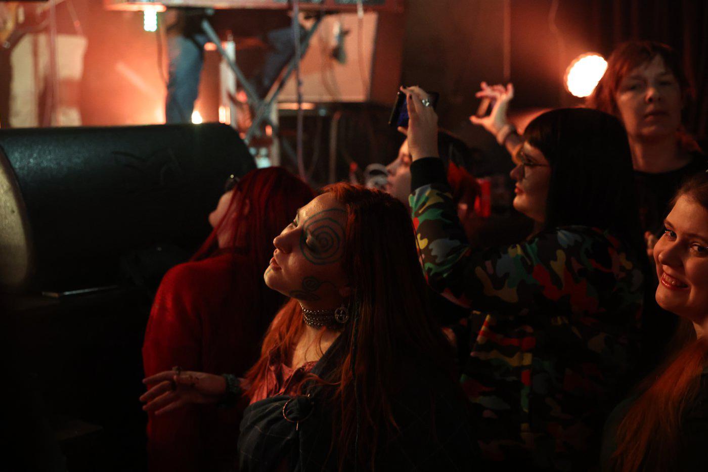 Гости наслаждаются музыкой и танцуют.