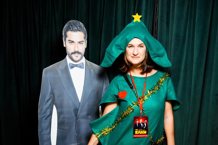 На премьеру "Ёлок 11" приехал картонный Бурак Озчивит