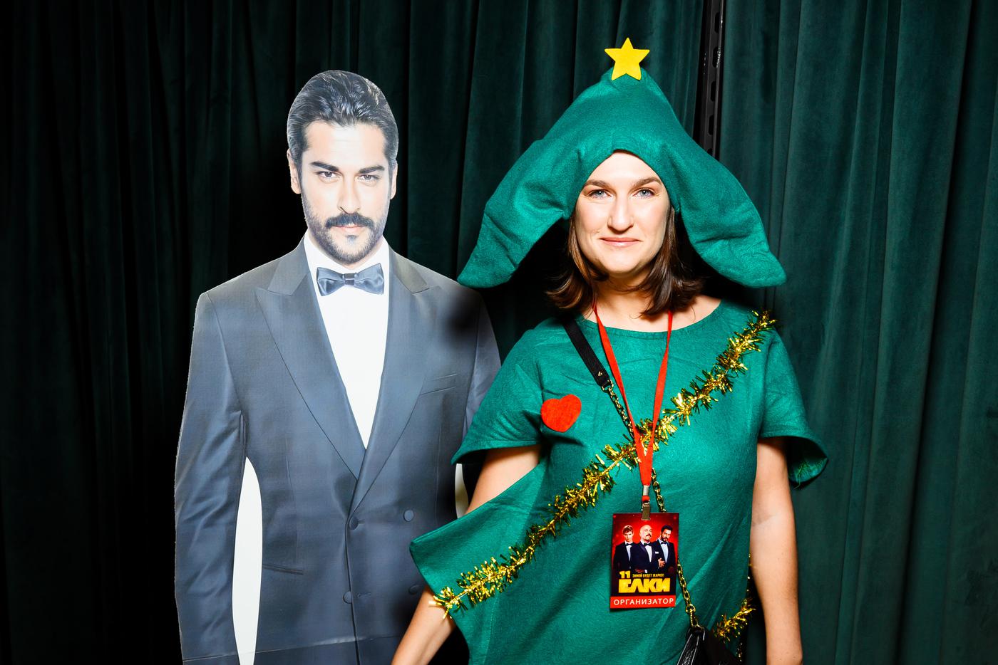 На премьеру "Ёлок 11" приехал картонный Бурак Озчивит