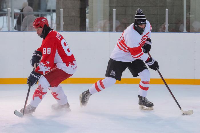 Легенды хоккея сыграют против команды блогеров в рамках проекта "Зима в Москве"