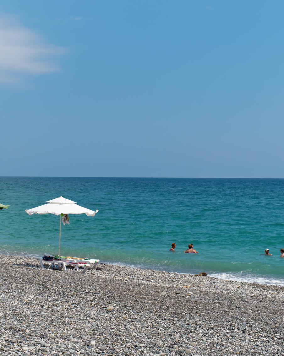 Стала известна причина запрета на продажу туров для россиян в Абхазию