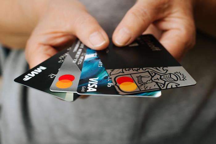 В российских банках опровергли информацию о прекращении работы с картами Visa и Mastercard