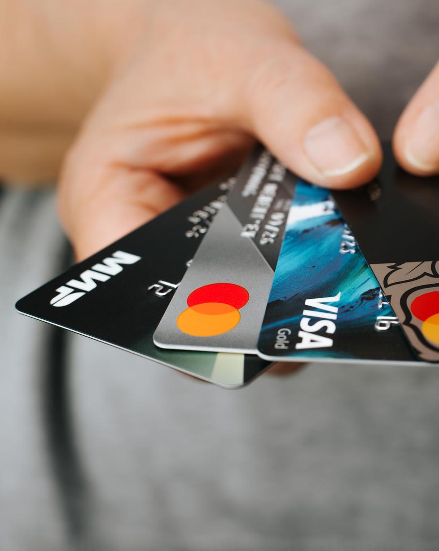 В российских банках опровергли информацию о прекращении работы с картами Visa и Mastercard