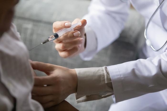 В Минздраве рассказали о том, как будет распространяться российская вакцина от рака