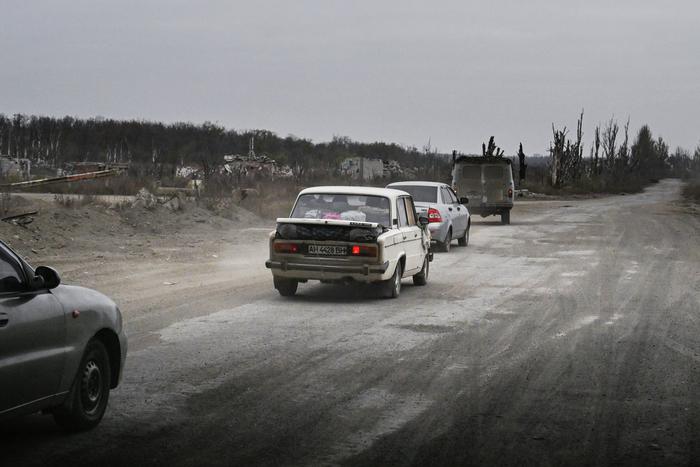 Украинские чиновники начали принудительно эвакуировать детей из Курахово на фоне наступления России