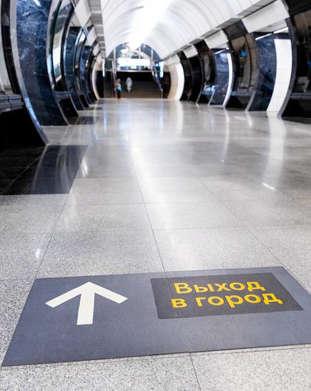 В столичном метро появился уже тысячный напольный указатель для пассажиров