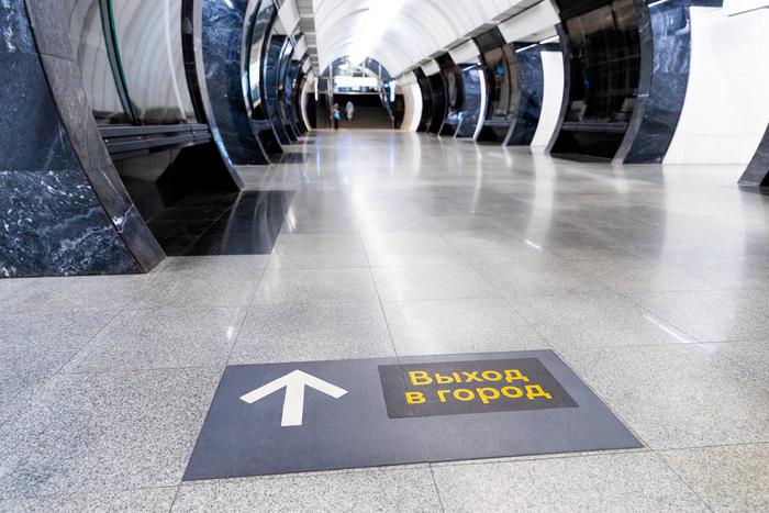В столичном метро появился уже тысячный напольный указатель для пассажиров
