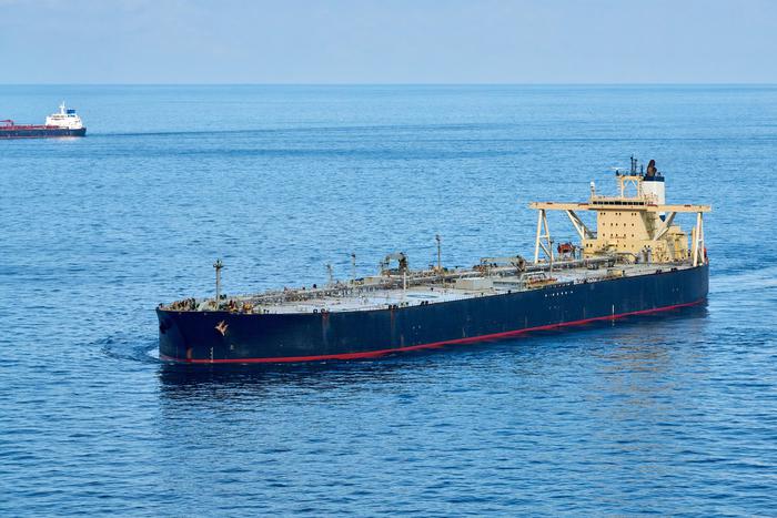 В Керченском проливе терпят крушение два мазутных танкера "Волгонефть-212" и "Волгонефть-239"