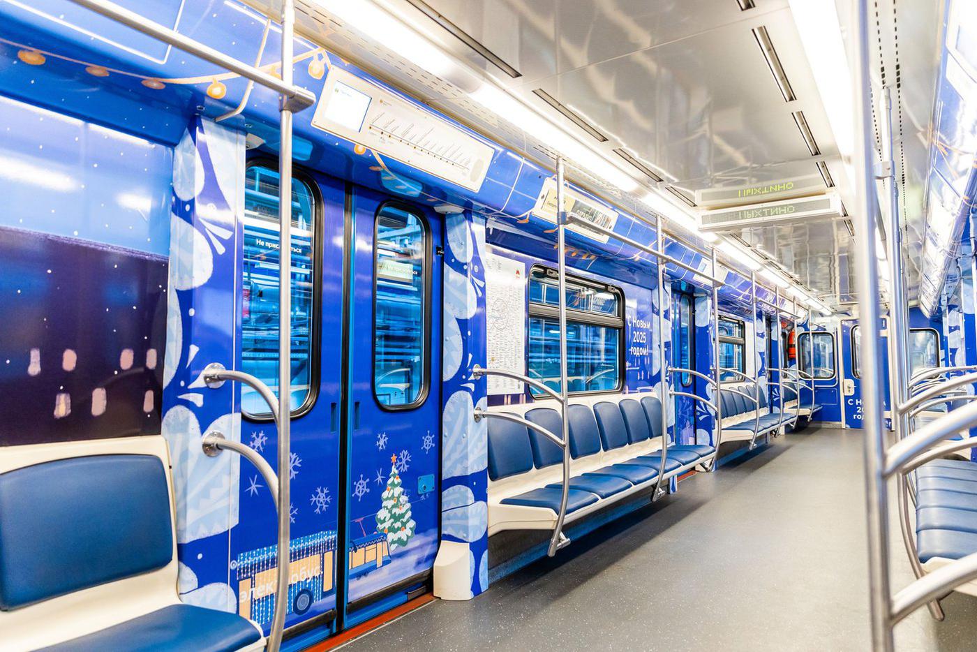 В московском метро появились 23 празднично украшенных состава